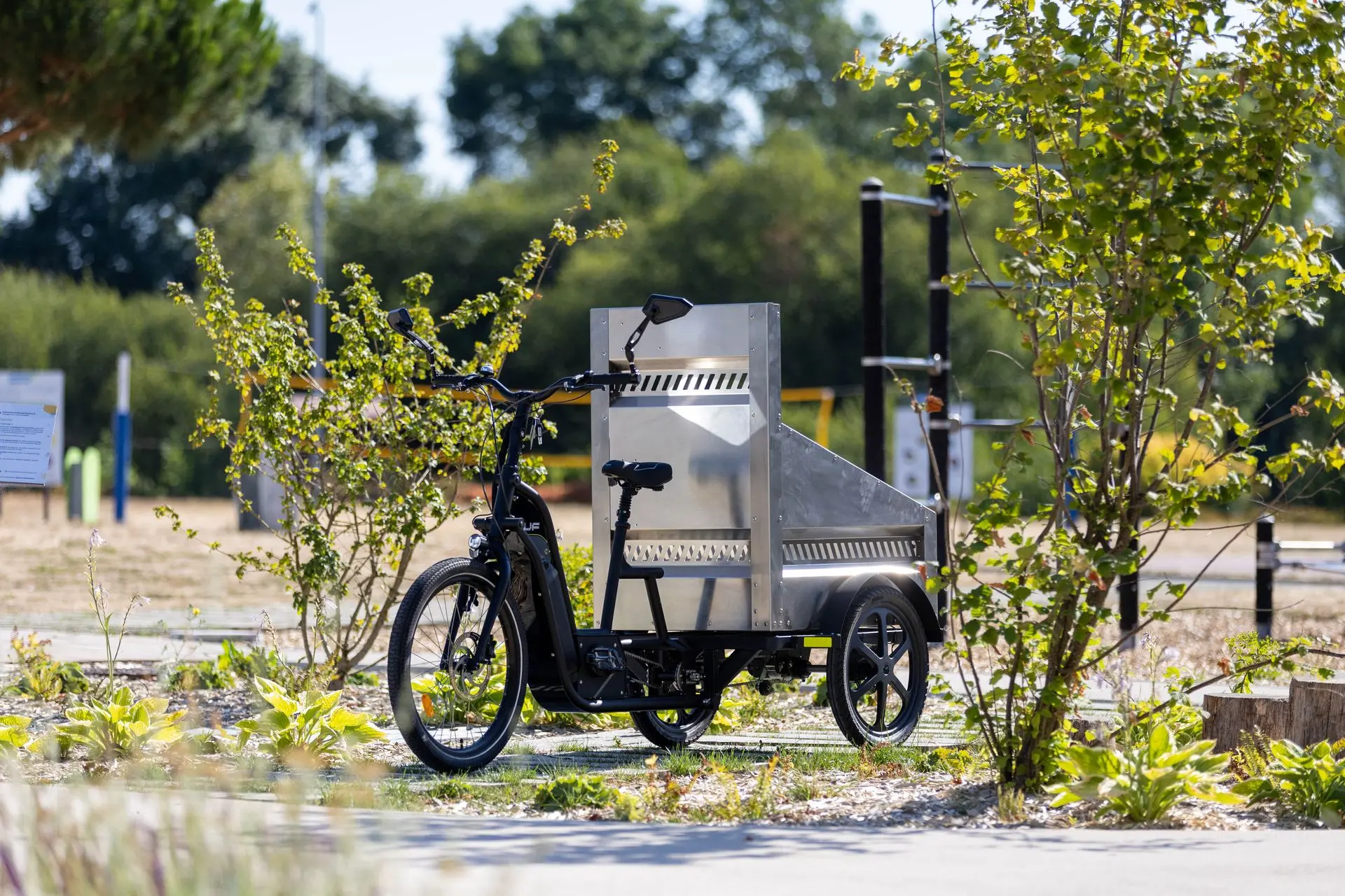 triporteur professionnel électrique VUF M et le caisson cleaner