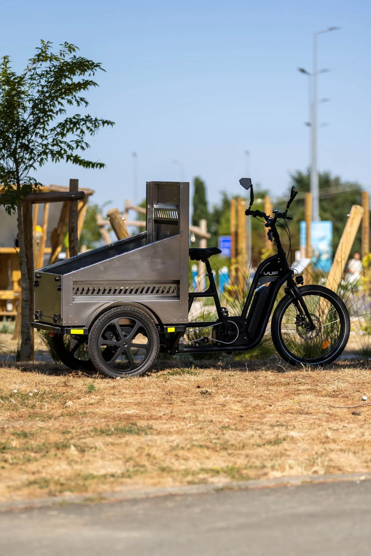 triporteur VUF M et le caisson cleaner, mise en situation parc et jardin