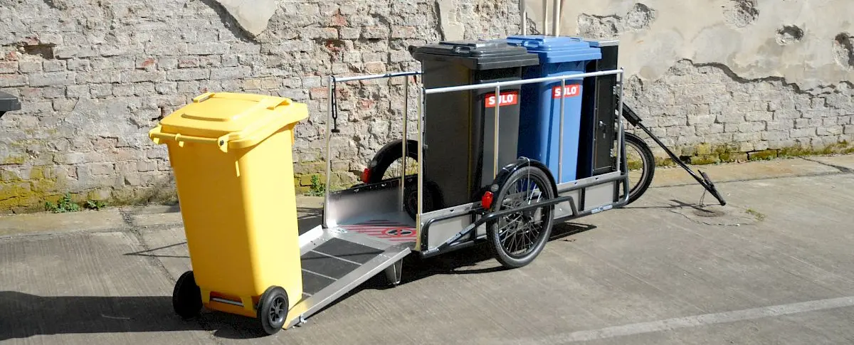 remorque Carla Cargo et le kit rampe pour le transport de poubelles