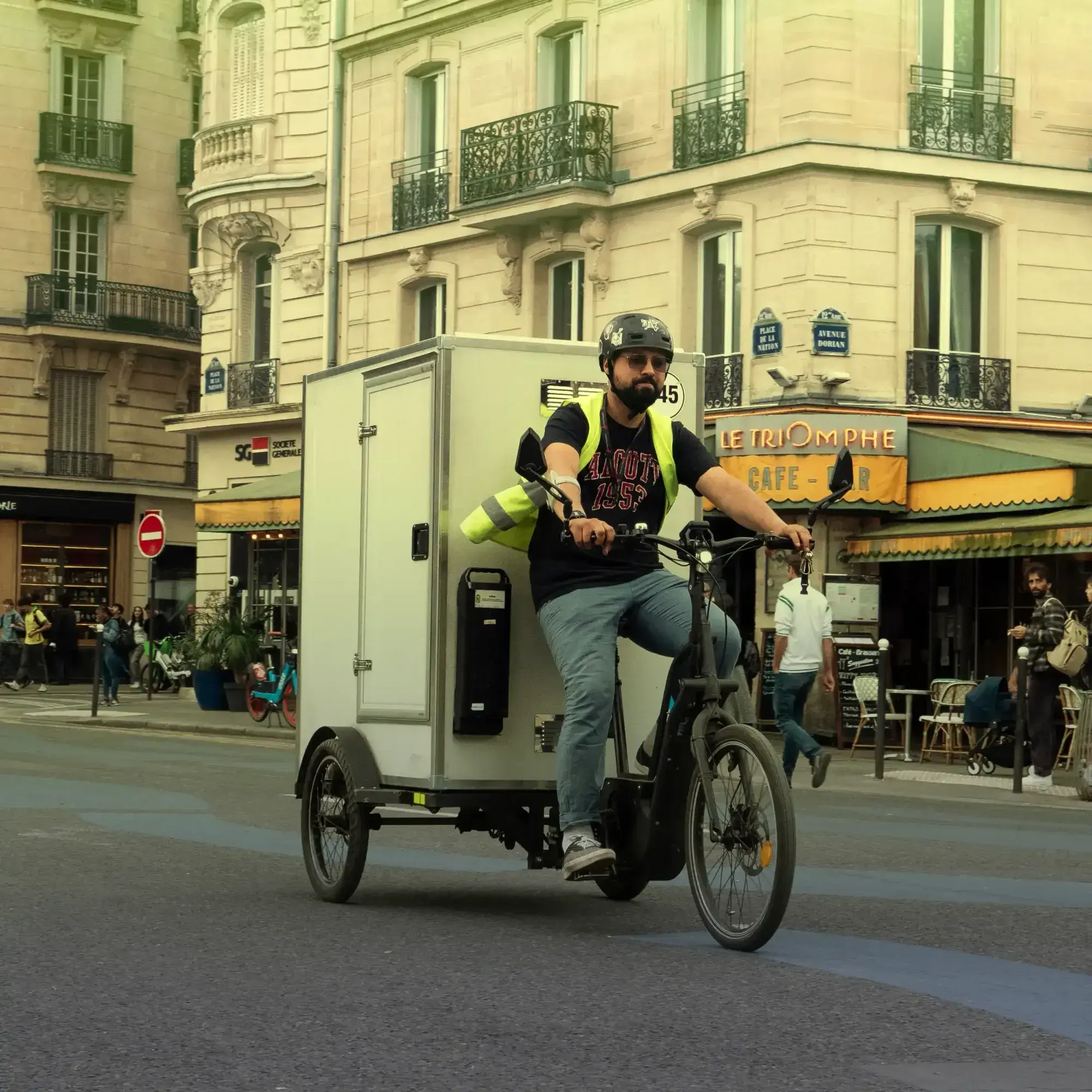Triporteur VUF XXL et le caisson Poly - déplacement en région parisienne