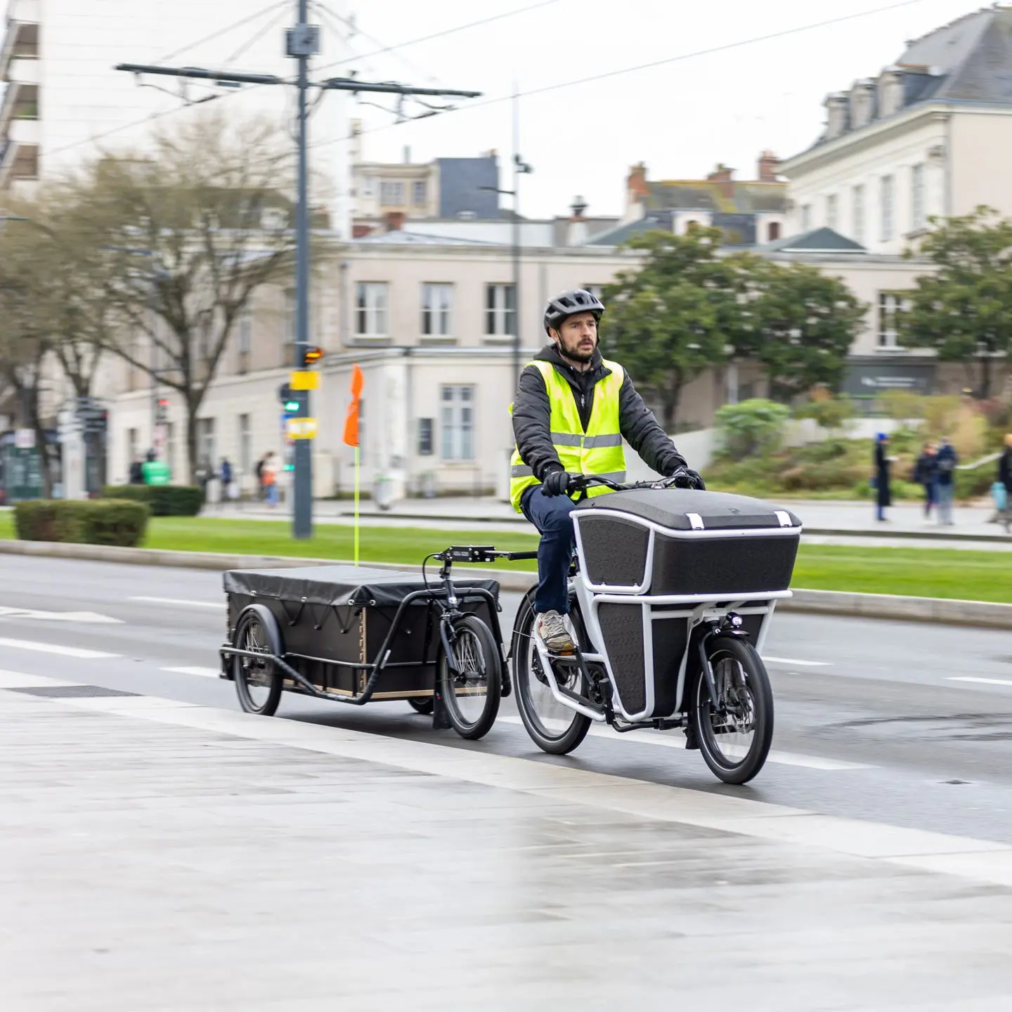 Remorque vélo professionnelle Carla de Carla Cargo et le module Bob box au coeur de la ville d'Angers