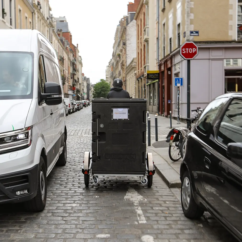 Démonstration de l'agilité de la remorque Bicylift dans une zone urbaine