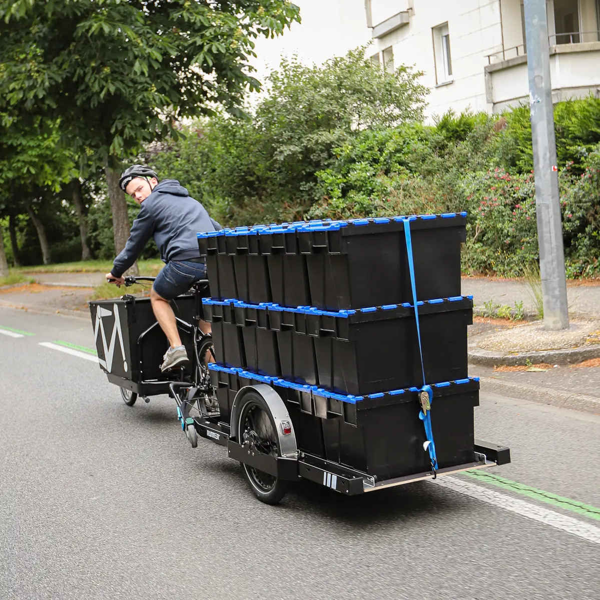 remorque Runner de notre partenaire FlexiModal et déplacement de caisses en zone urbaine remorque Runner de notre partenaire FlexiModal et déplacement de caisses en zone urbaine