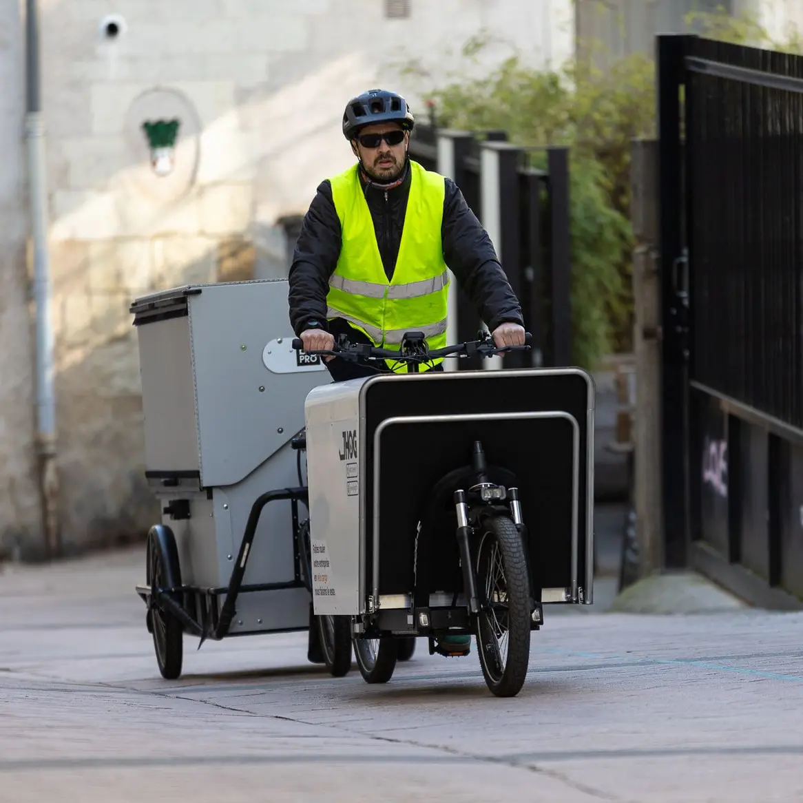 vélo cargo professionnel JHOG-et remorque Carla en démonstration dans une pente