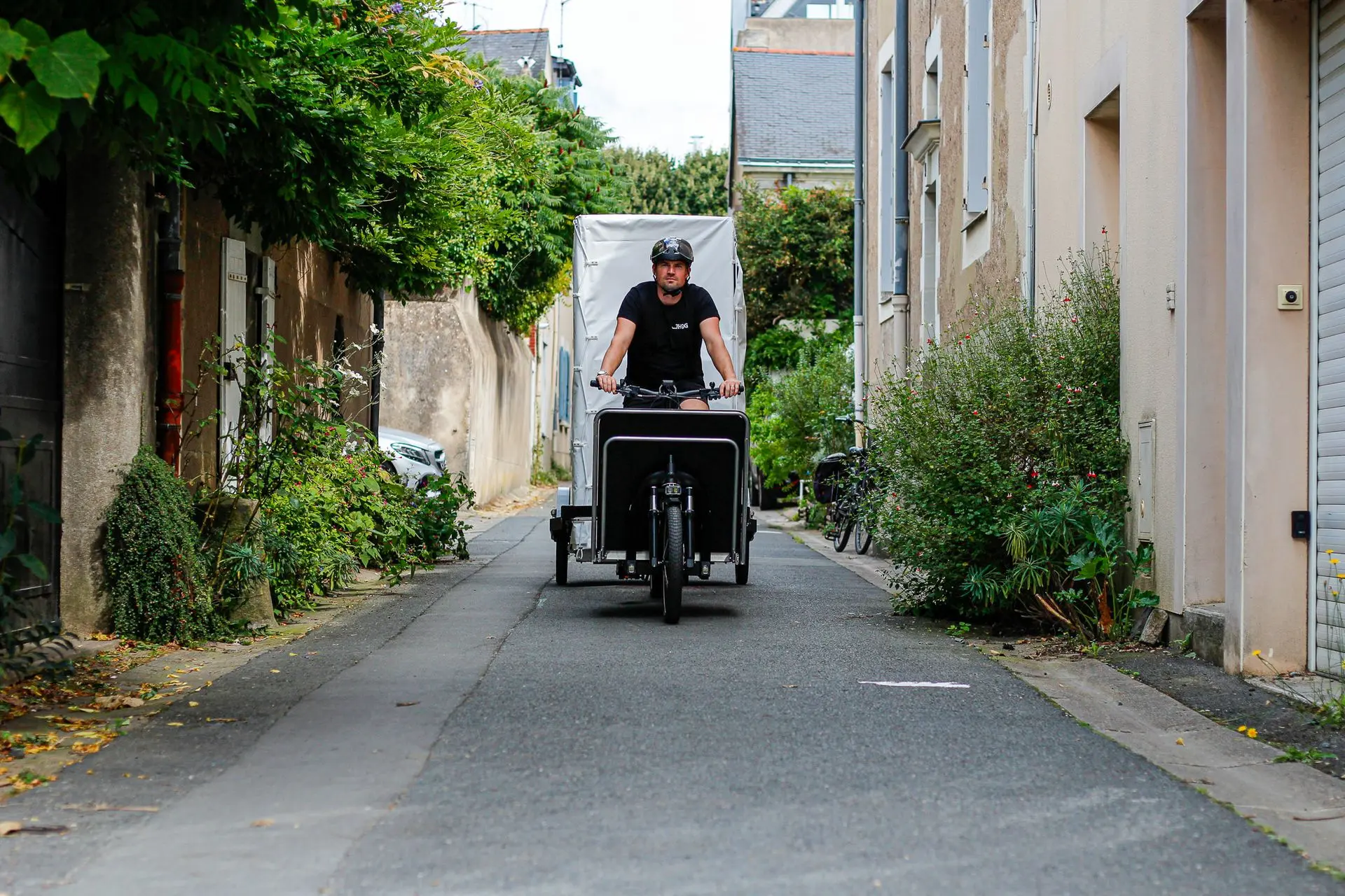 vélo cargo professionnel JHOG-E et le kit bâche pour la remorque Bicylift de FlexiModal