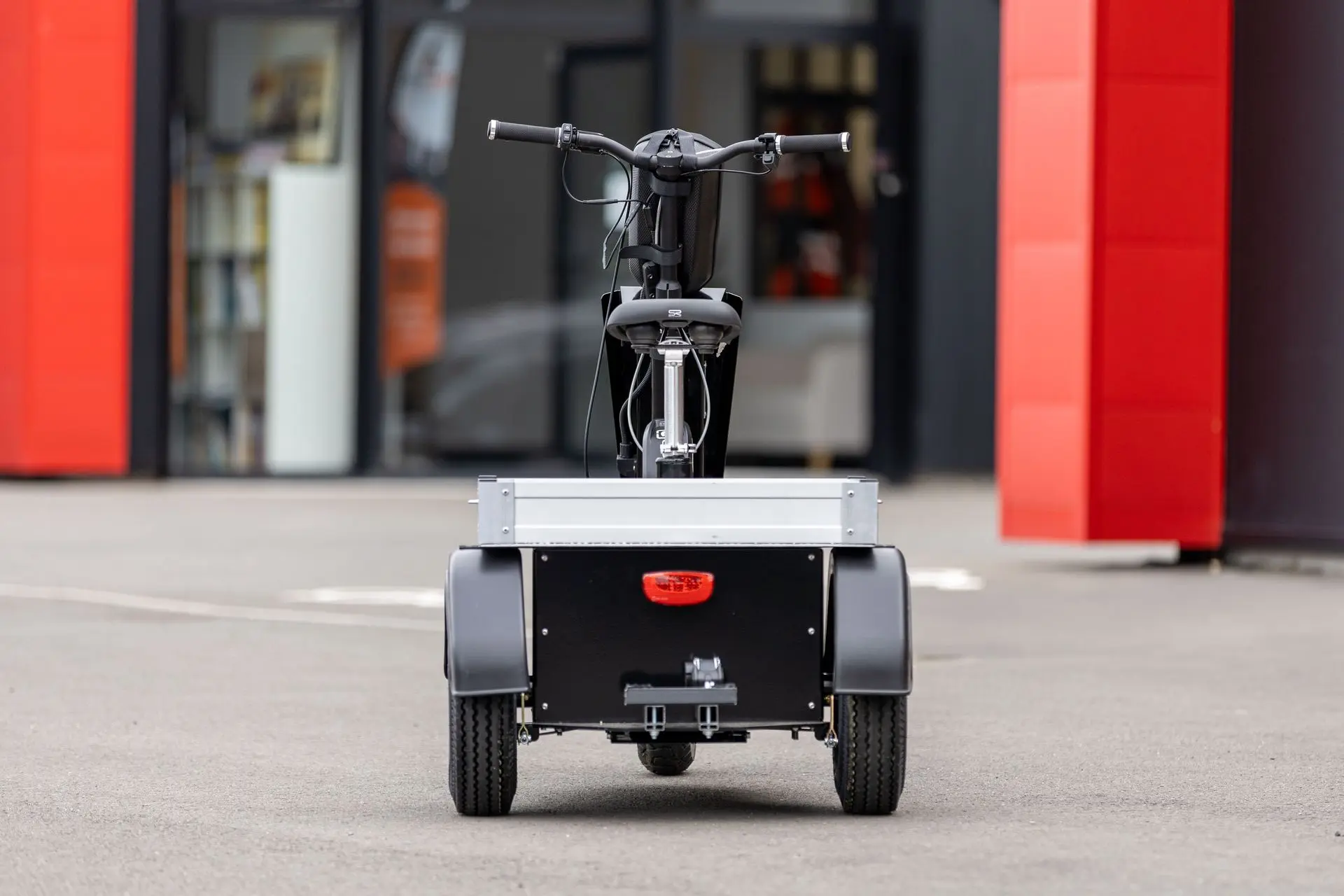 Triporteur Cobrane U2 et zoom sur la caisse aluminium