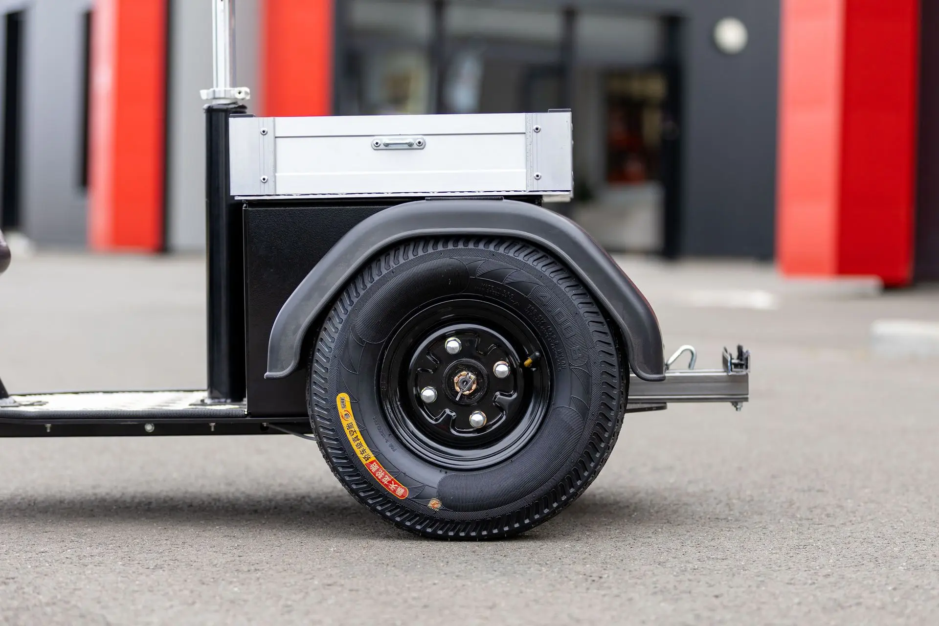 Zoom sur les roues arrières motorisées du triporteur Cobrane U2