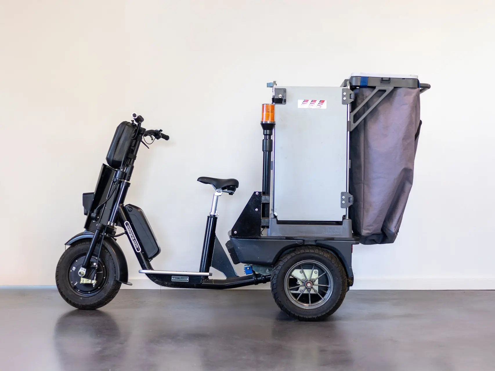 Triporteur Cobrane A1 et le chariot Vileda