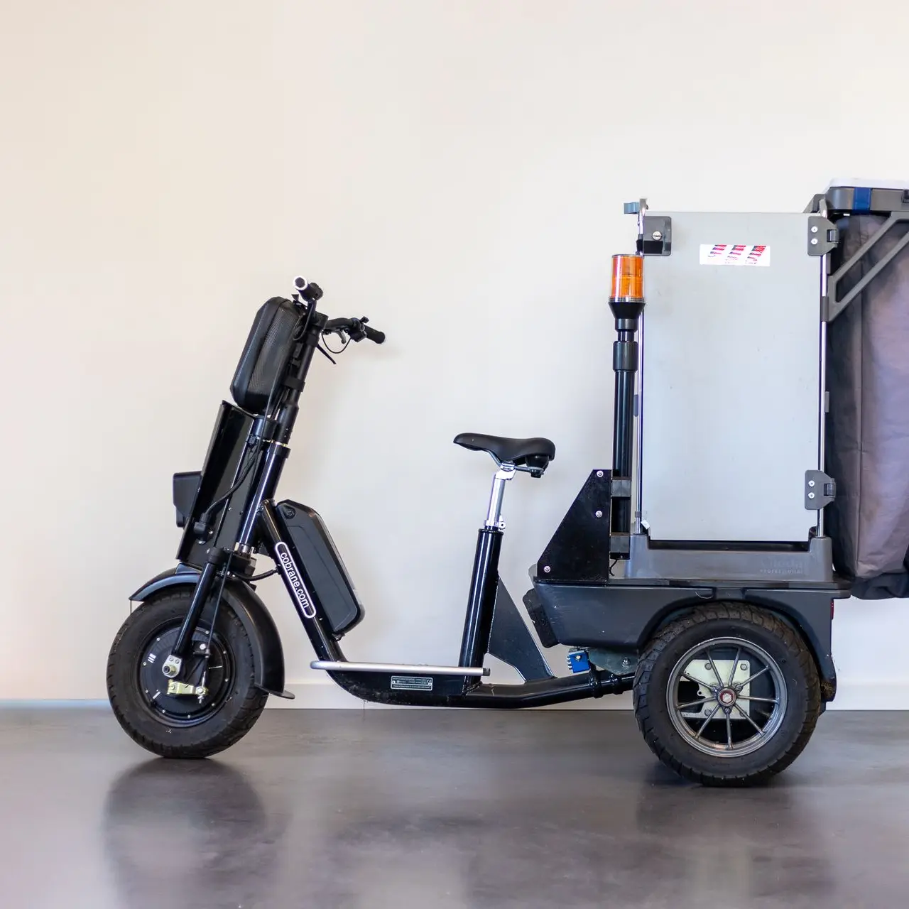 Triporteur Cobrane A1 et le chariot Vileda