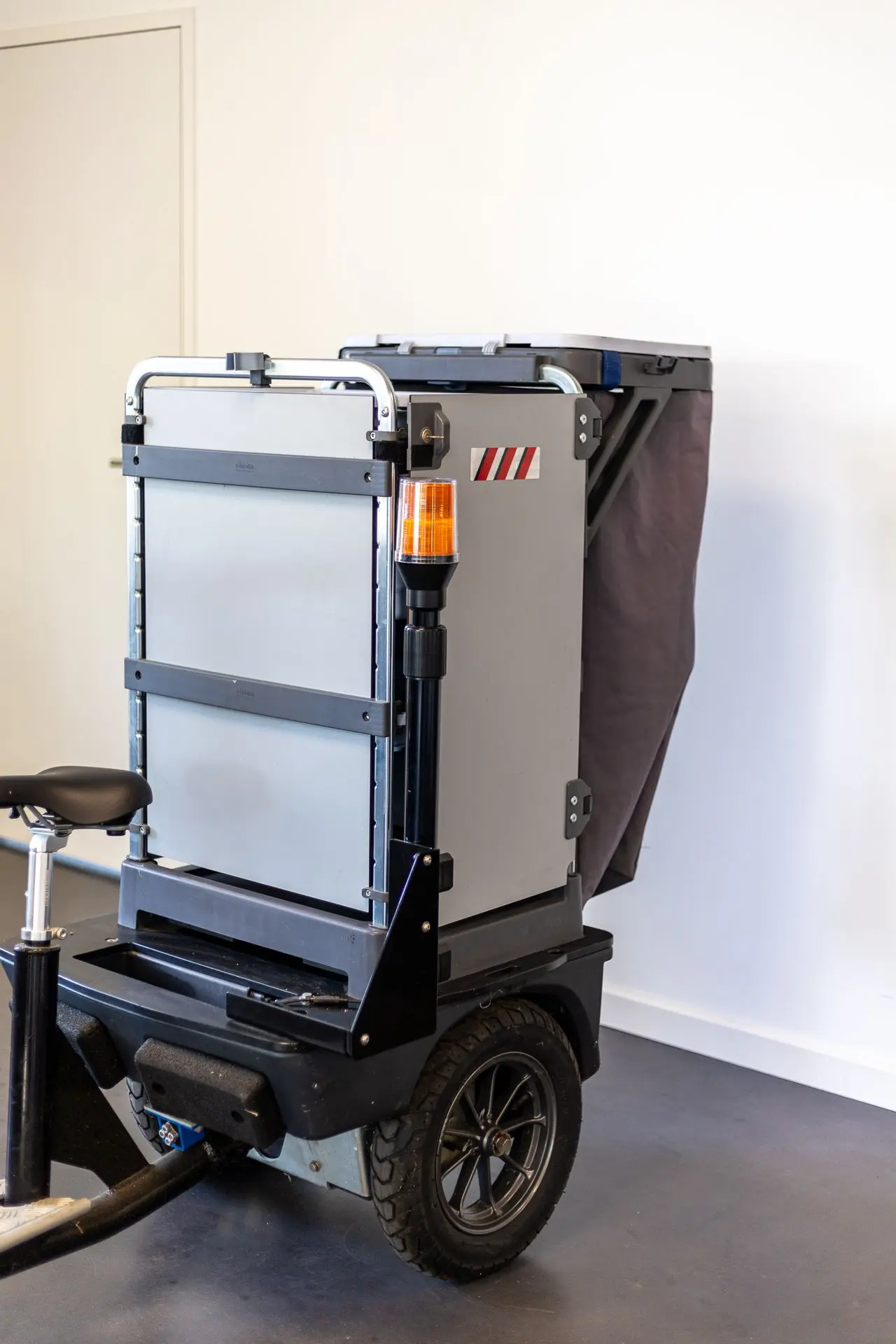 Zoom sur le chariot Vileda du triporteur Cobrane A1