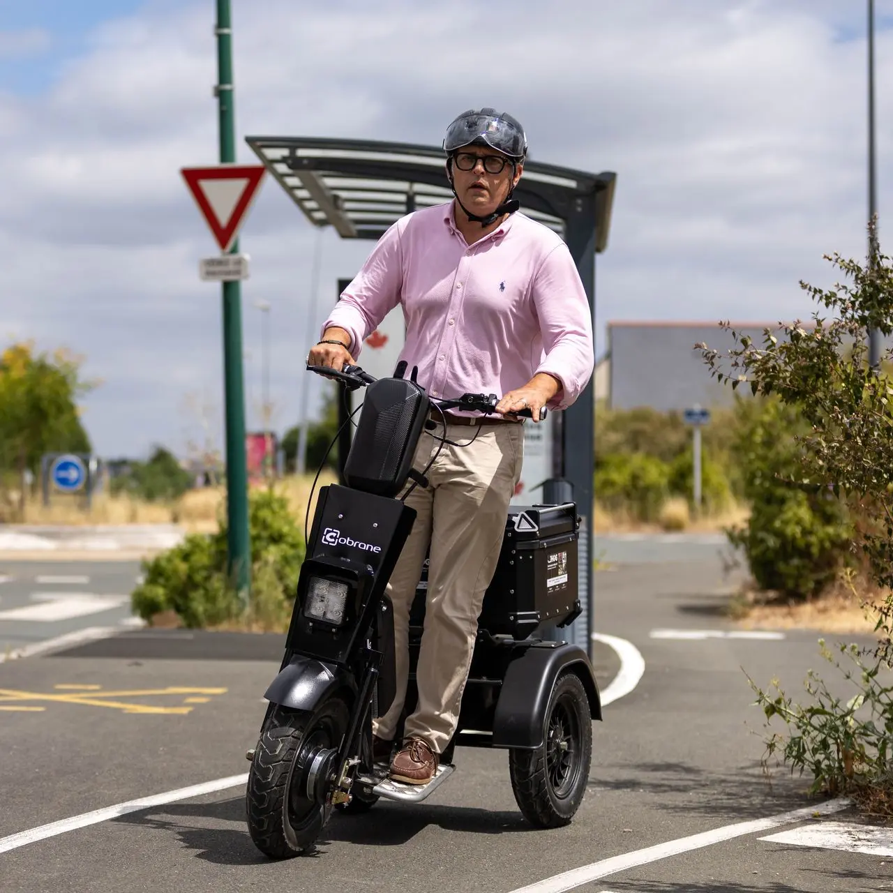 Triporteur Cobrane T1 et l'option d'aménagement Top case en déplacement sur une piste cyclable
