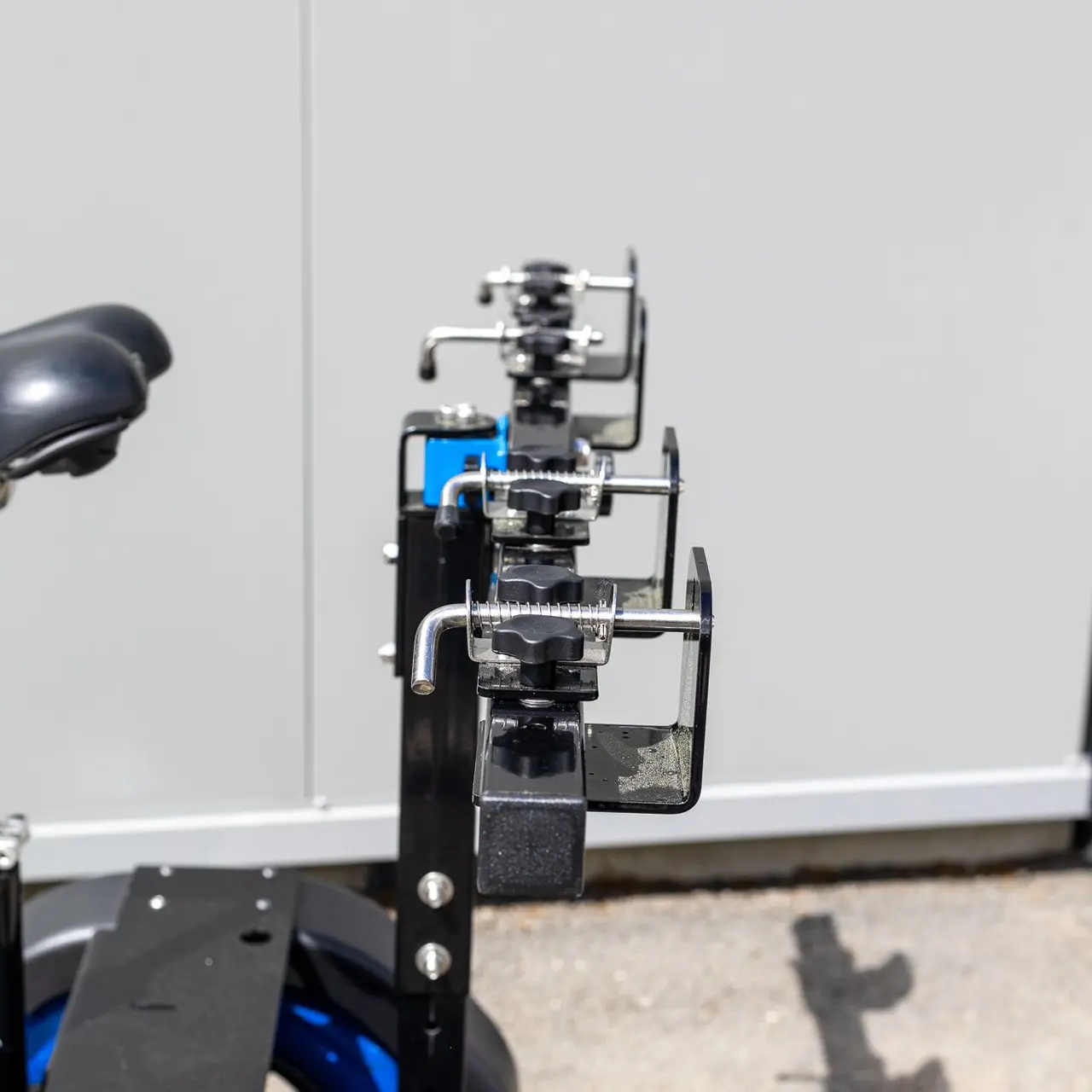 Zoom sur le support de fixation des poubelles pour le triporteur Cobrane U1 Zoom sur le support de fixation des poubelles pour le triporteur Cobrane U1