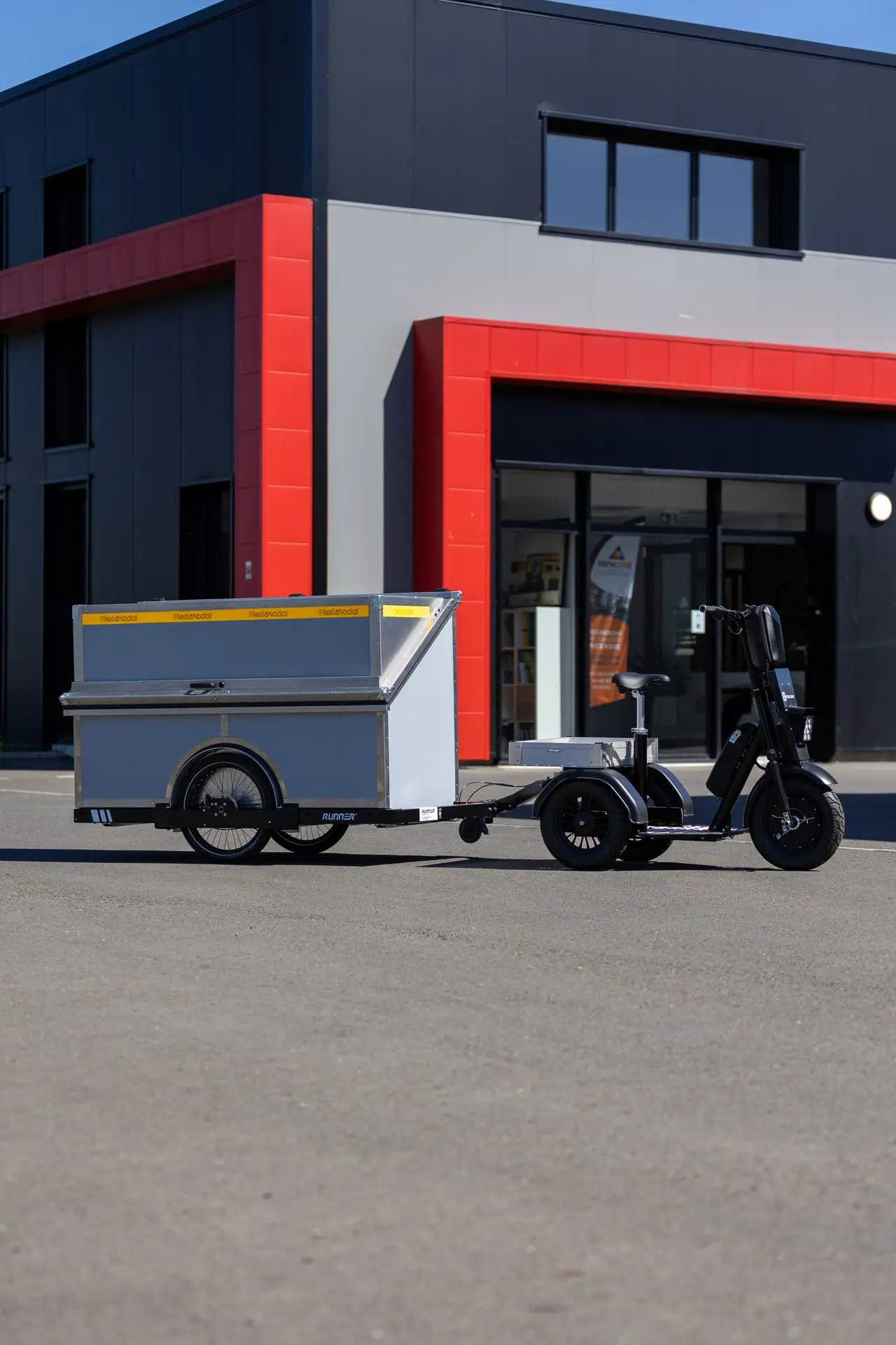 tracteur pousseur Cobrane et remorque vélo professionnelle FlexiModal tracteur pousseur Cobrane et remorque vélo professionnelle FlexiModal
