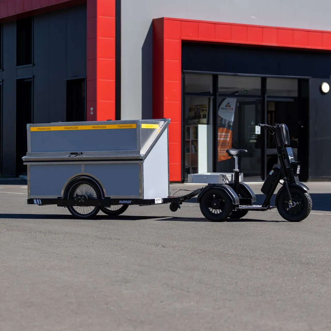 triporteur professionnel électrique Cobrane et la remorque FlexiModal