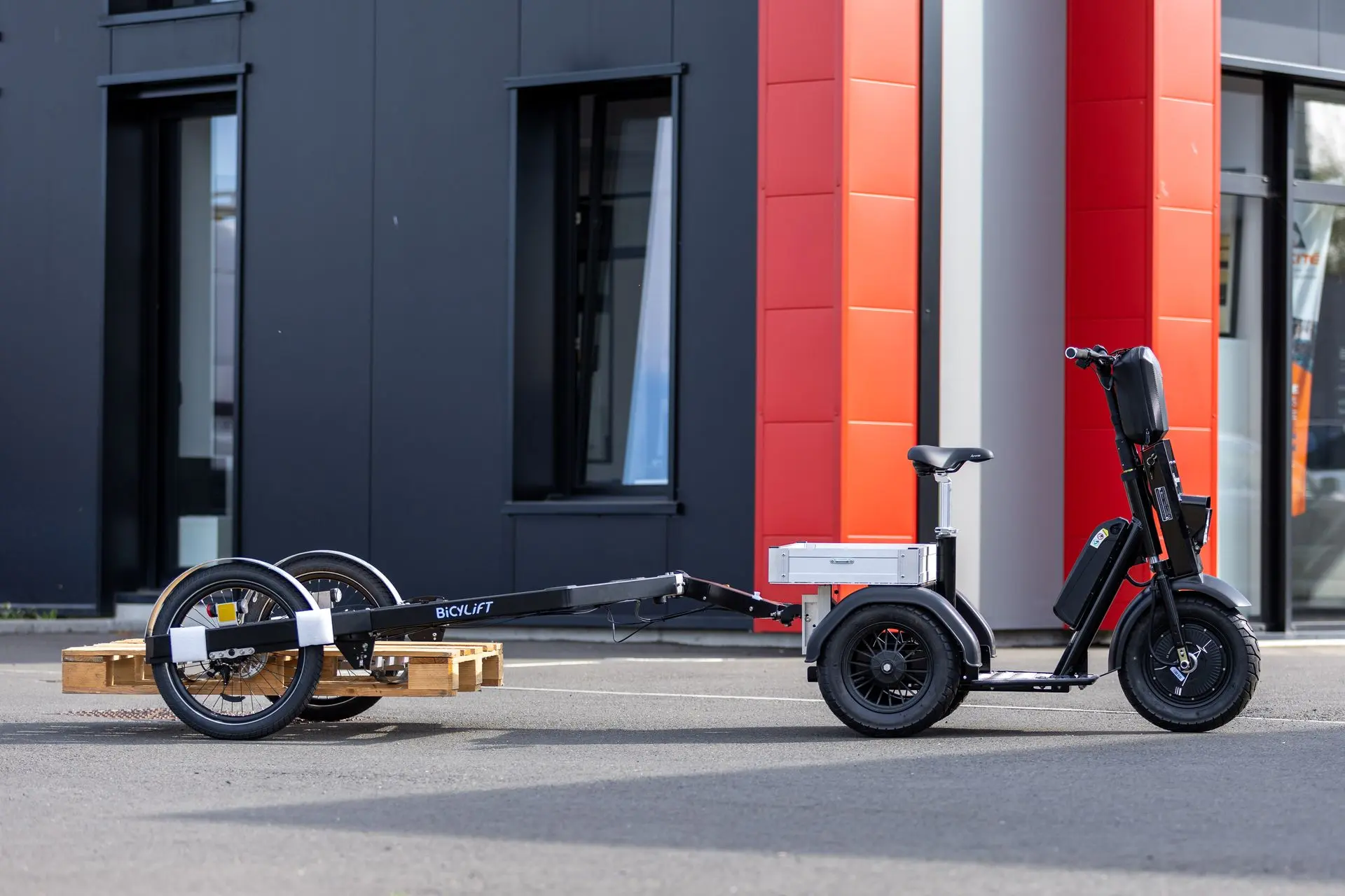 Mise en situation de la remorque Bicylift de FlexiModal et le triporteur Cobrane U1 Mise en situation de la remorque Bicylift de FlexiModal et le triporteur Cobrane U1