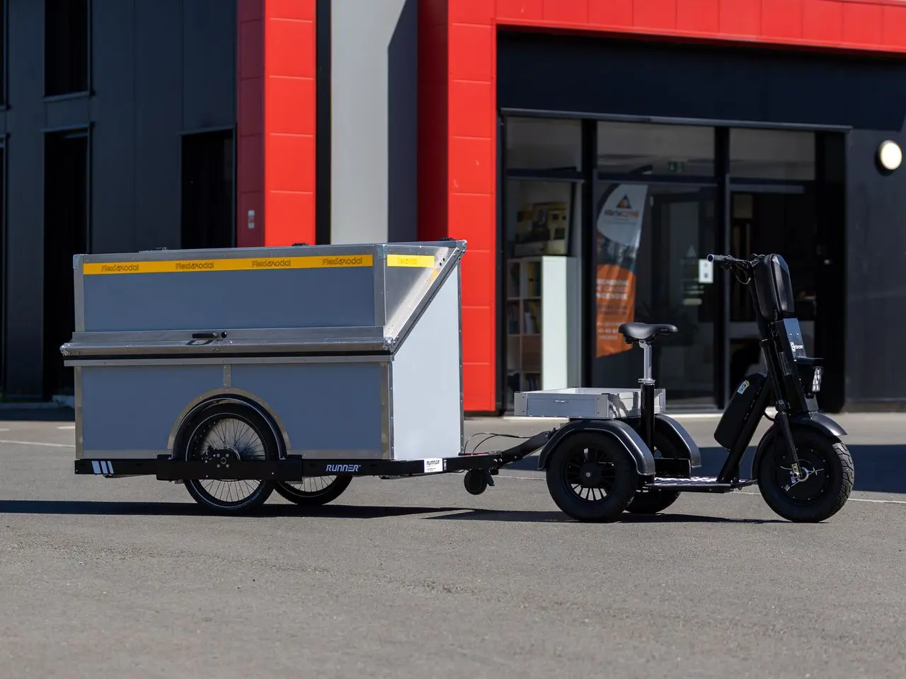 tracteur pousseur Cobrane et remorque vélo professionnelle FlexiModal tracteur pousseur Cobrane et remorque vélo professionnelle FlexiModal