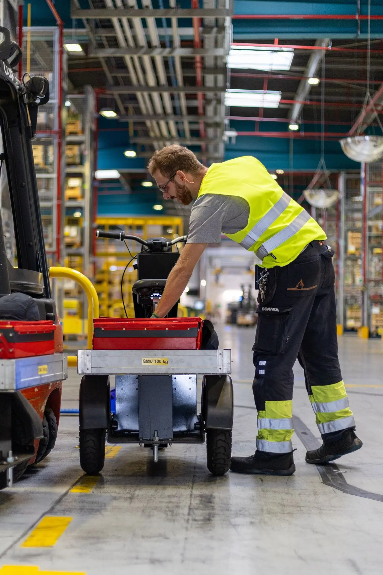 Zoom sur la caisse aluminium utilisée par les agents de maintenance de Scania