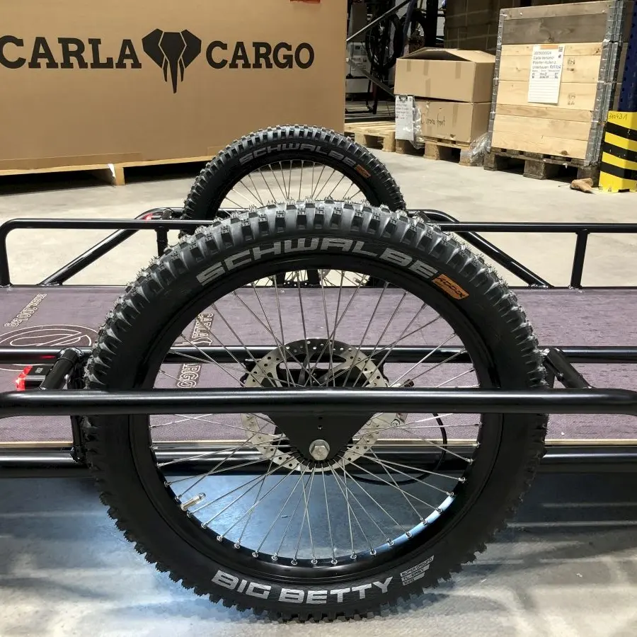 Zoom sur les pneus tout terrain de remorque Carla de Carla Cargo