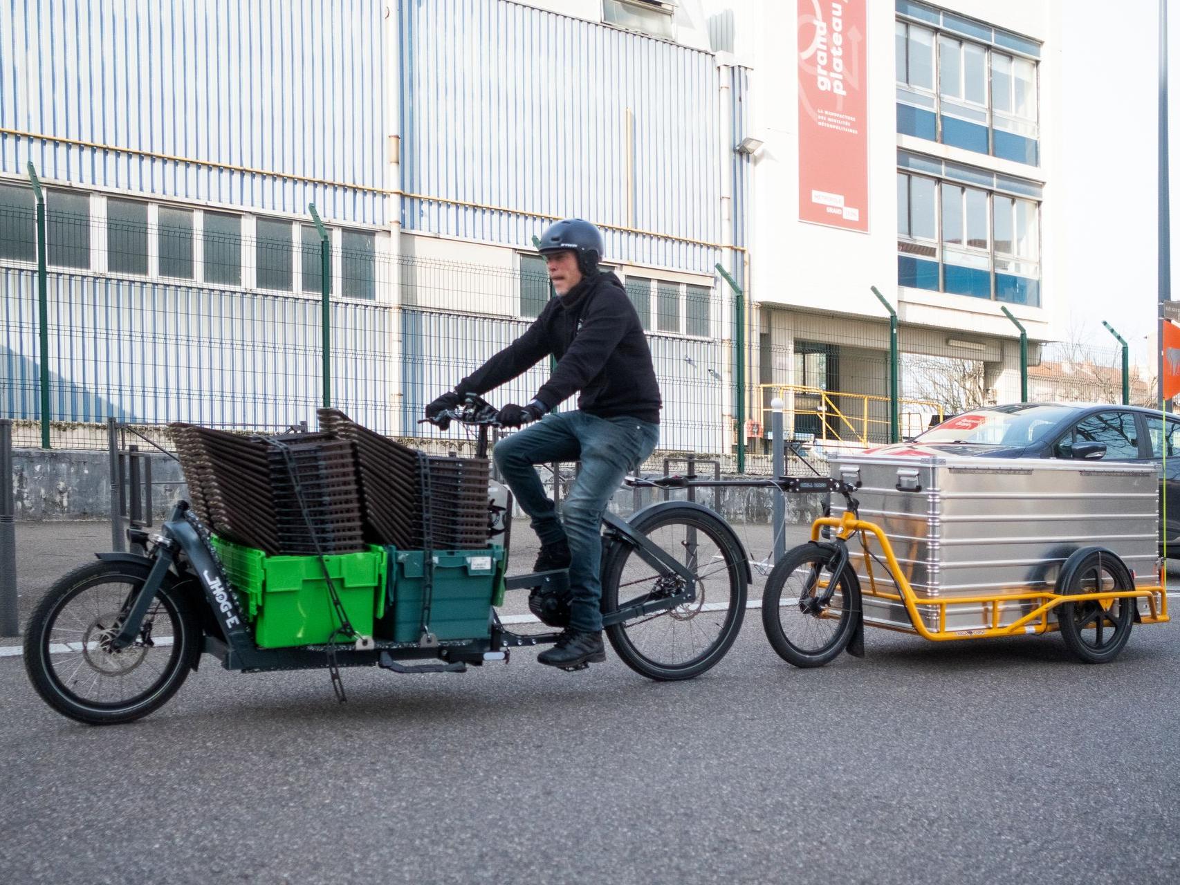 Vélo-cargo JHOG-E et remorque Carla - Mise en situation livraison de bioseaux