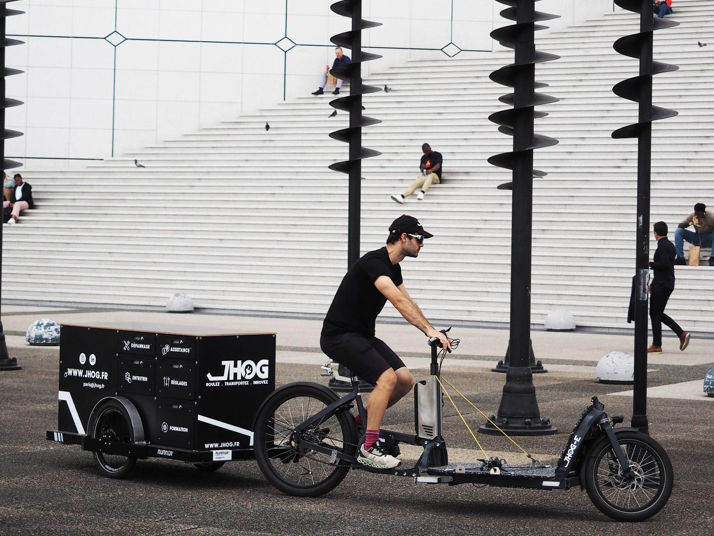 Vélo-cargo JHOG-E et remorque Runner de Fleximodal