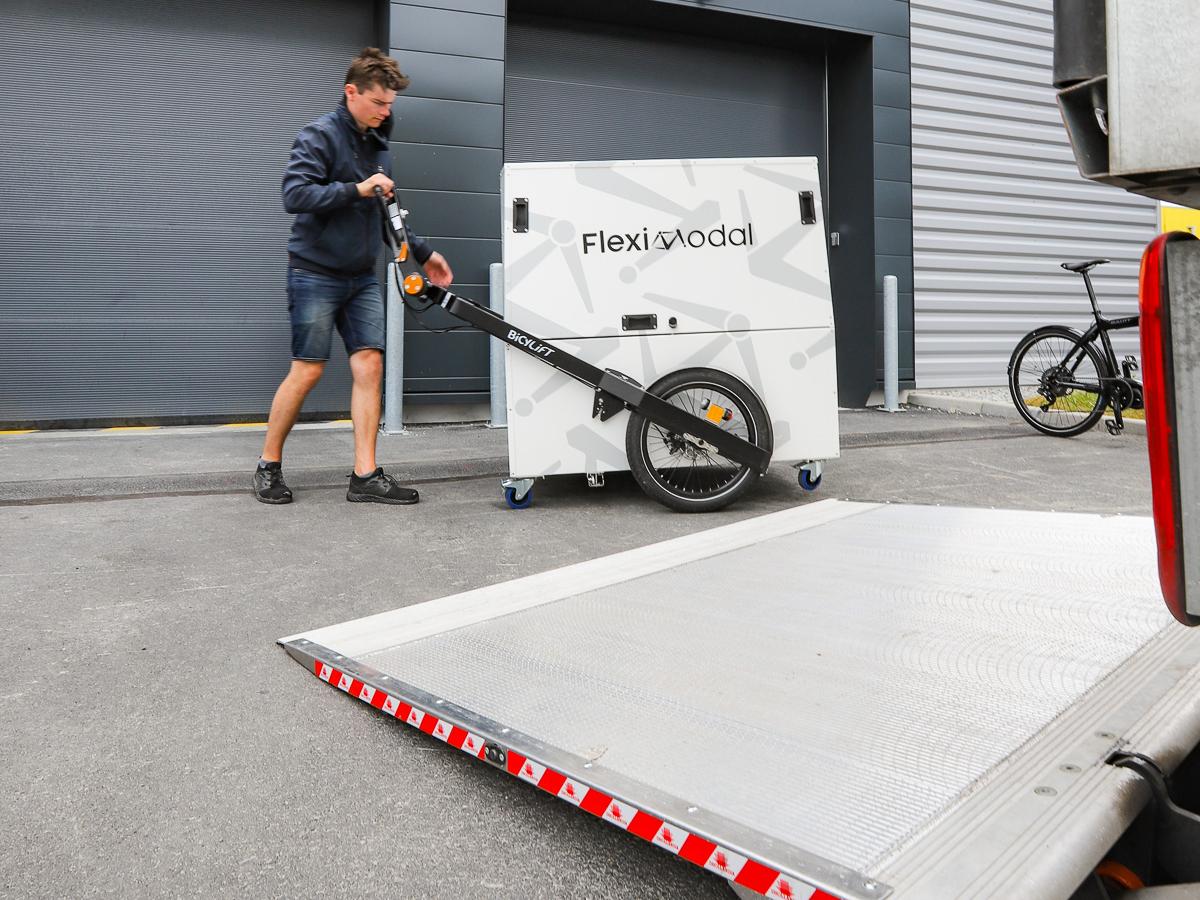Mise en situation chargement du Conteneur Colis pour remorque Bicylift de Fleximodal