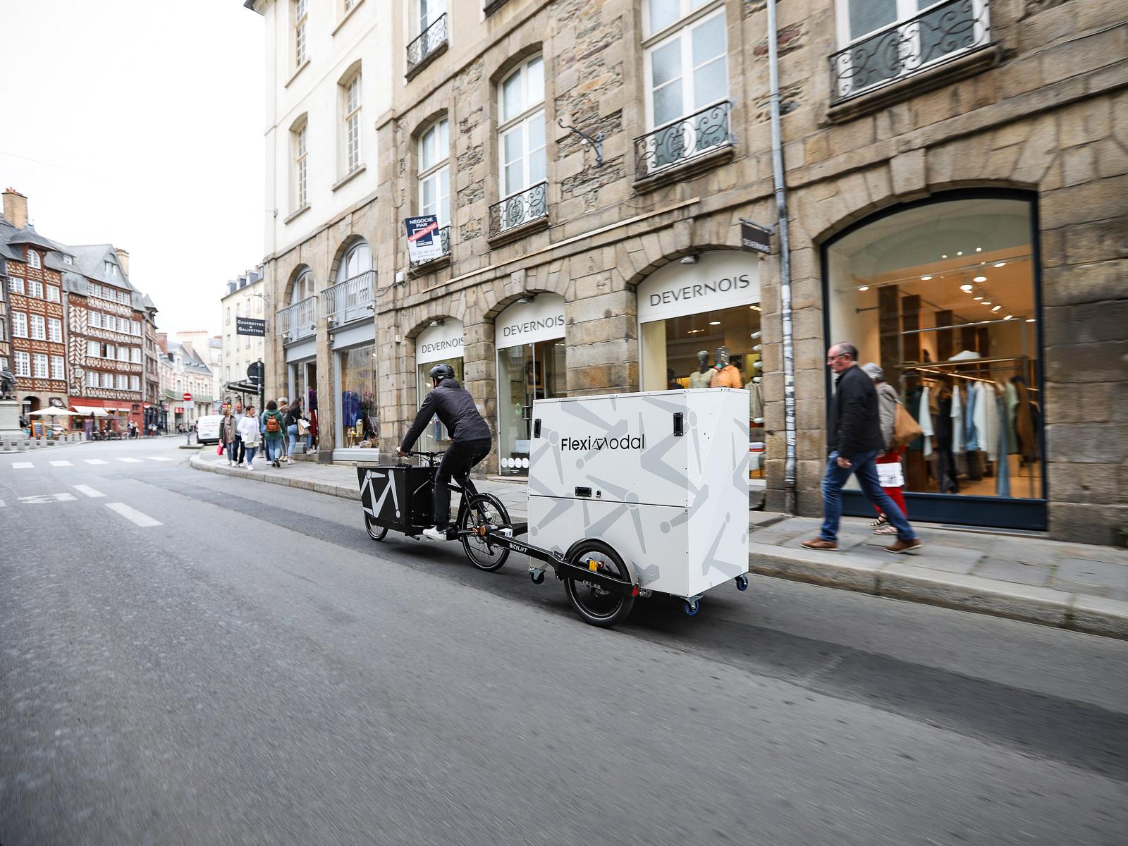 Mise en situation ville du Conteneur Colis pour remorque Bicylift de Fleximodal