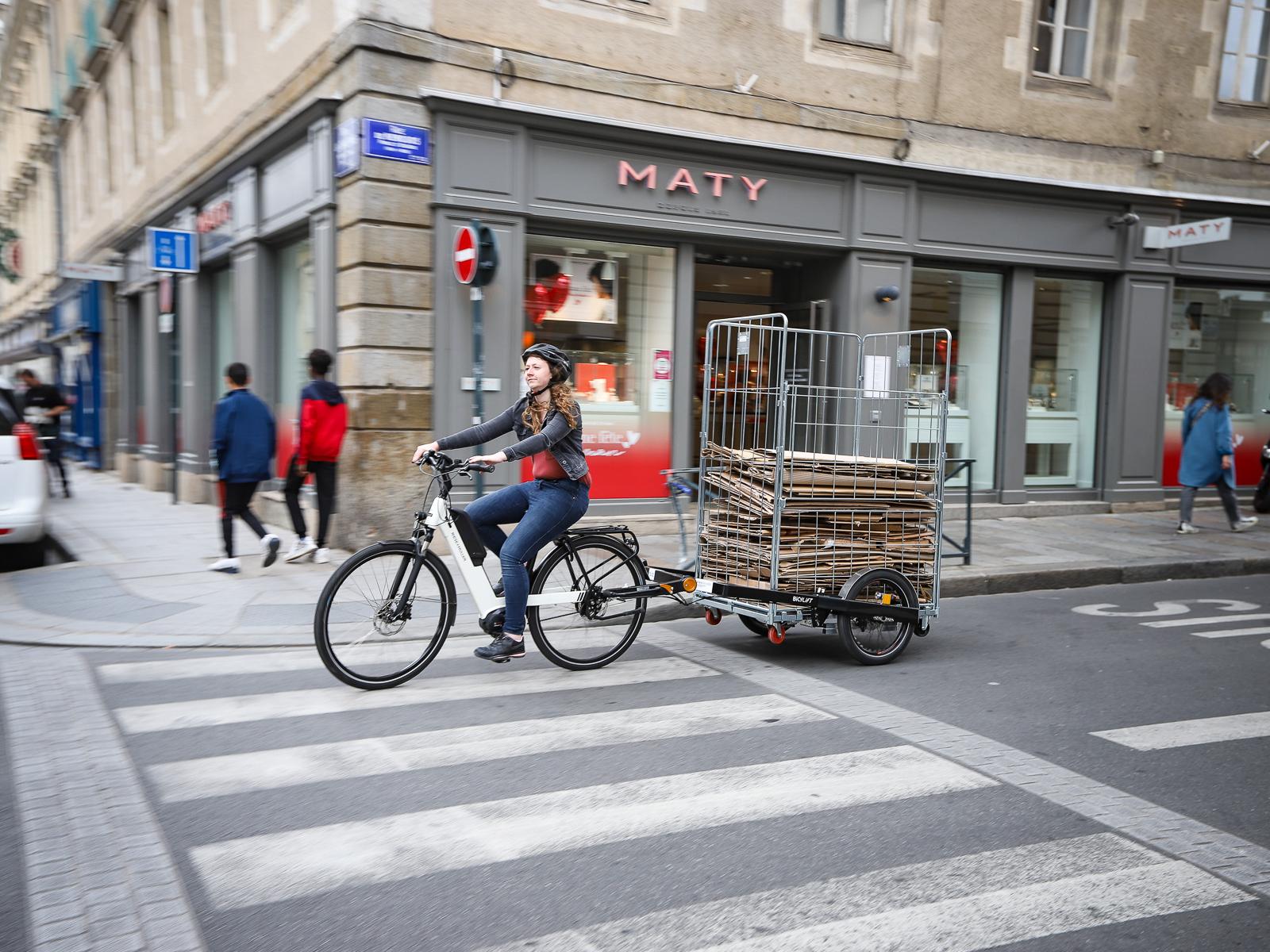 Mise en situation en déplacement du module Roll carton pour remorque Bicylift de Fleximodal