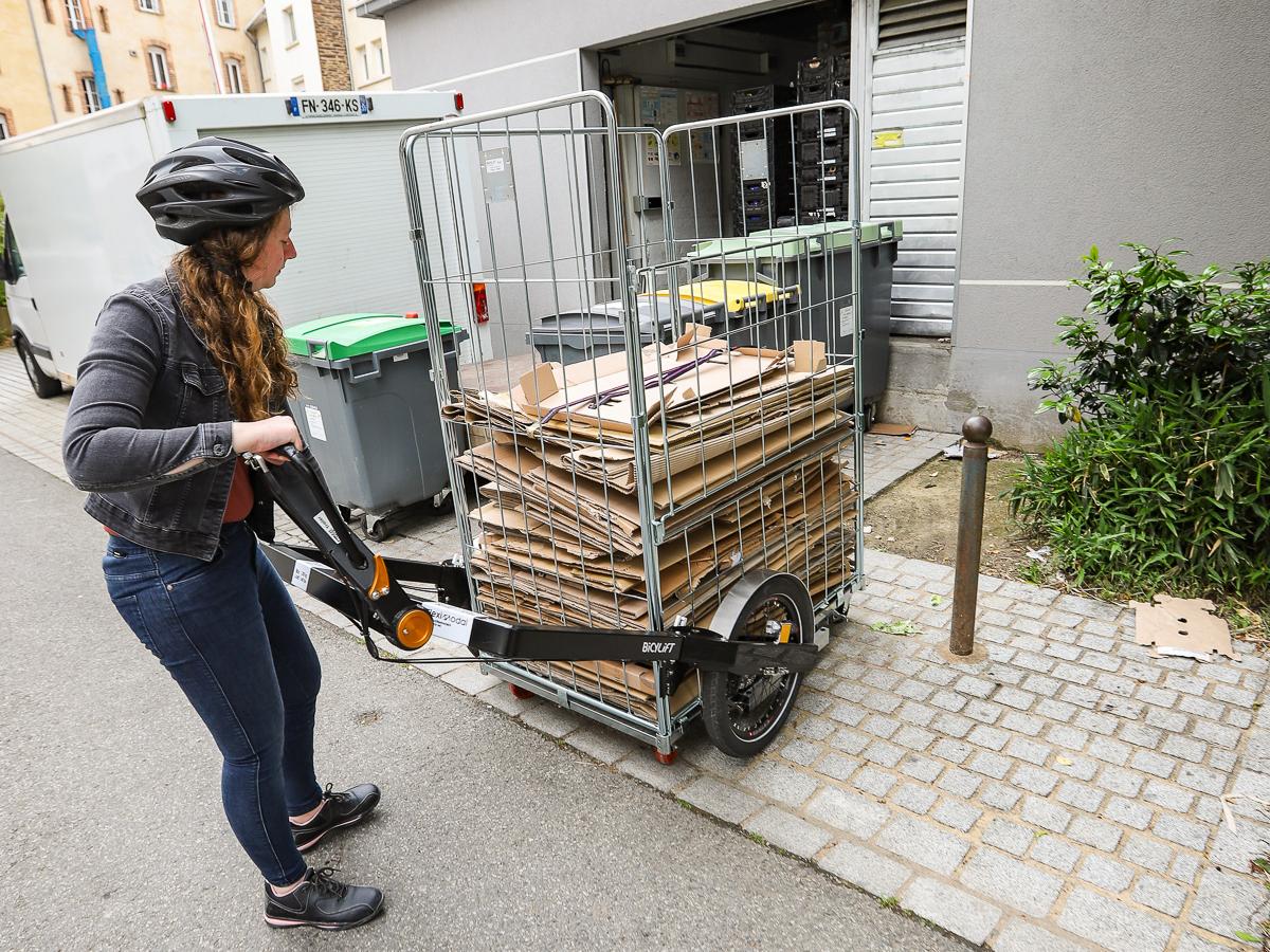 Mise en situation déchargement du module Roll carton pour remorque Bicylift de Fleximodal