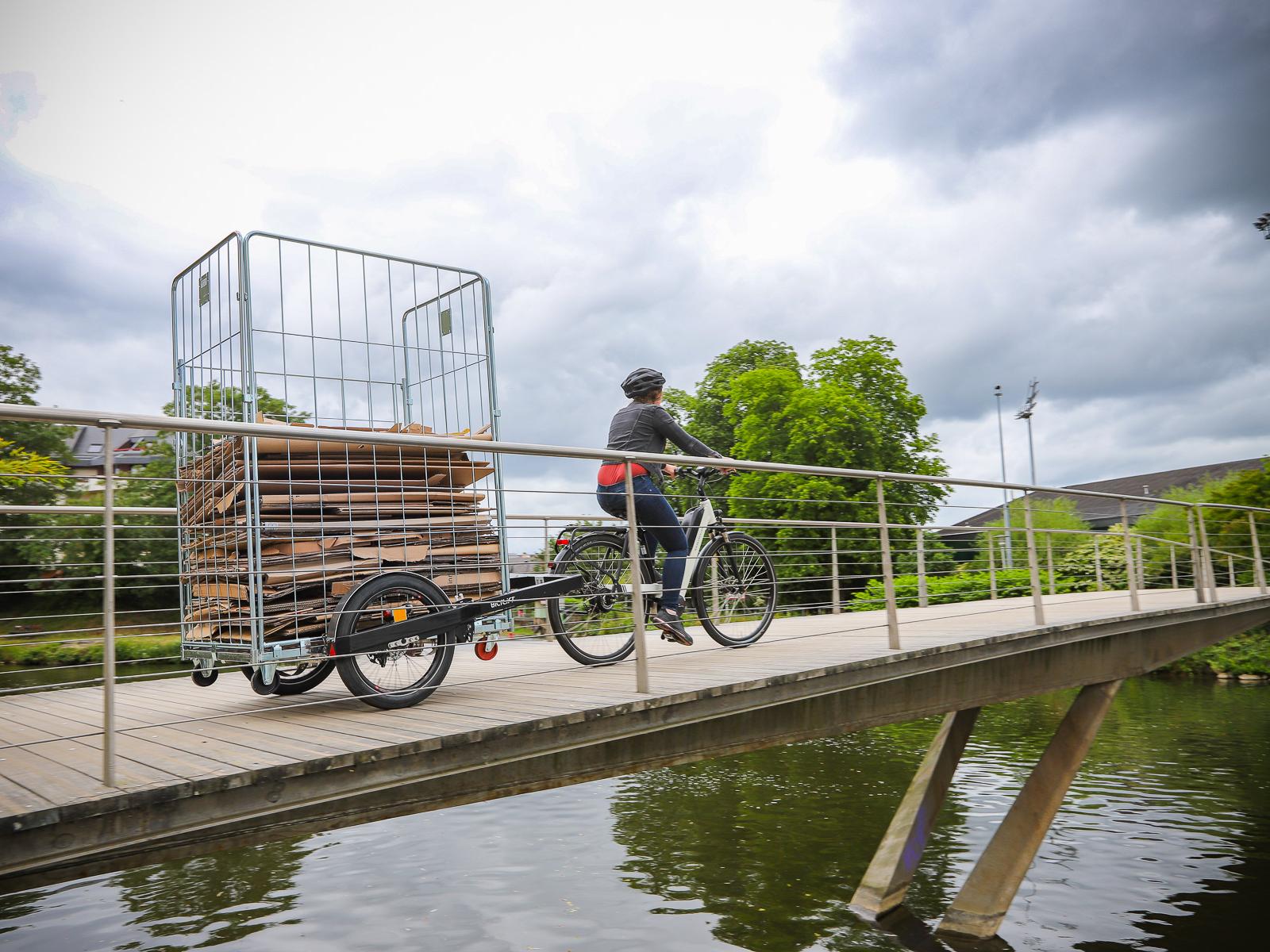 Mise en situation en déplacement du module Roll carton pour remorque Bicylift de Fleximodal