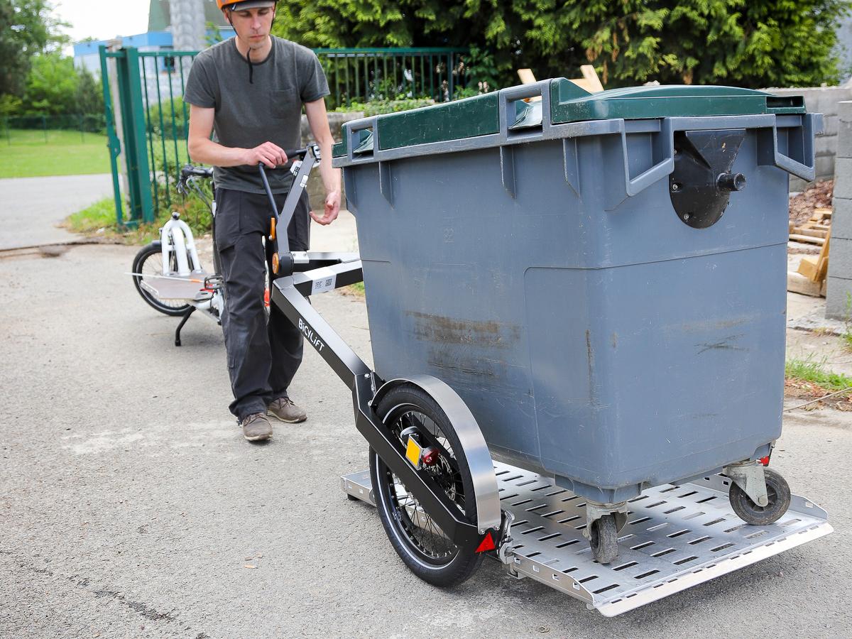 Module plateau pour remorque Bicylift de Fleximodal - Mise en situation chargement poubelle
