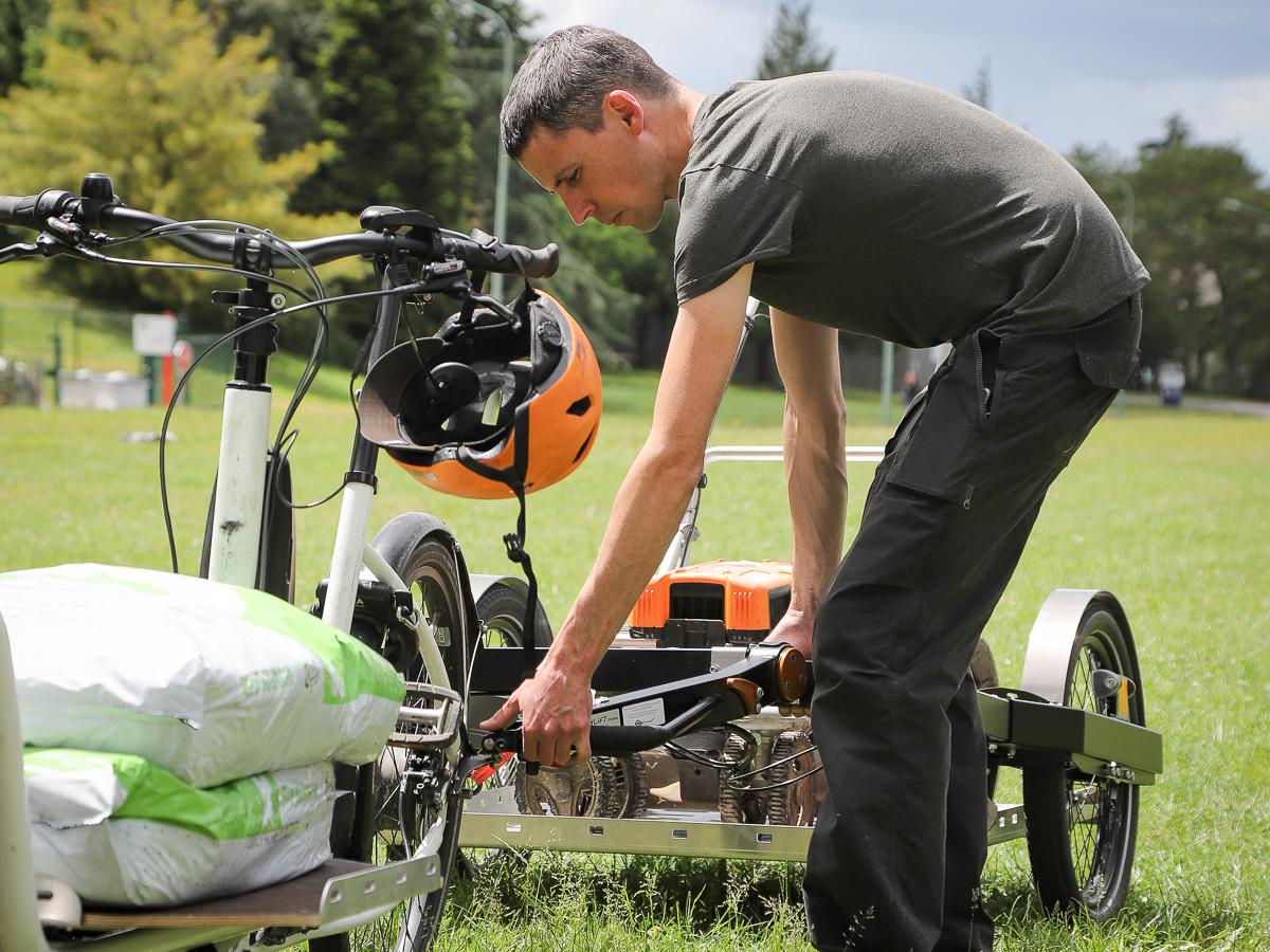 Module plateau pour remorque Bicylift de Fleximodal - Mise en situation chargement tondeuse