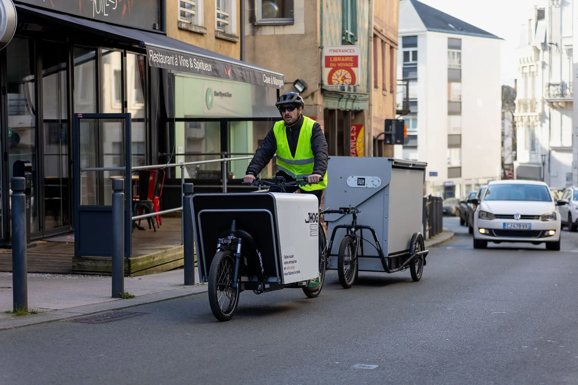 vélo cargo professionnel JHOG-E et la remorque Carla de Carla Cargo