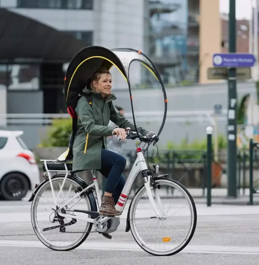 Bub-up protection de pluie - dans la rue monté sur un vélo.webp