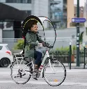 Bub-up protection de pluie - dans la rue monté sur un vélo.webp