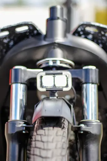 [ELL0019] Éclairage avant fixé au pontet de la fourche Formula pour vélo cargo JHOG-E - ELLO MOBILITE